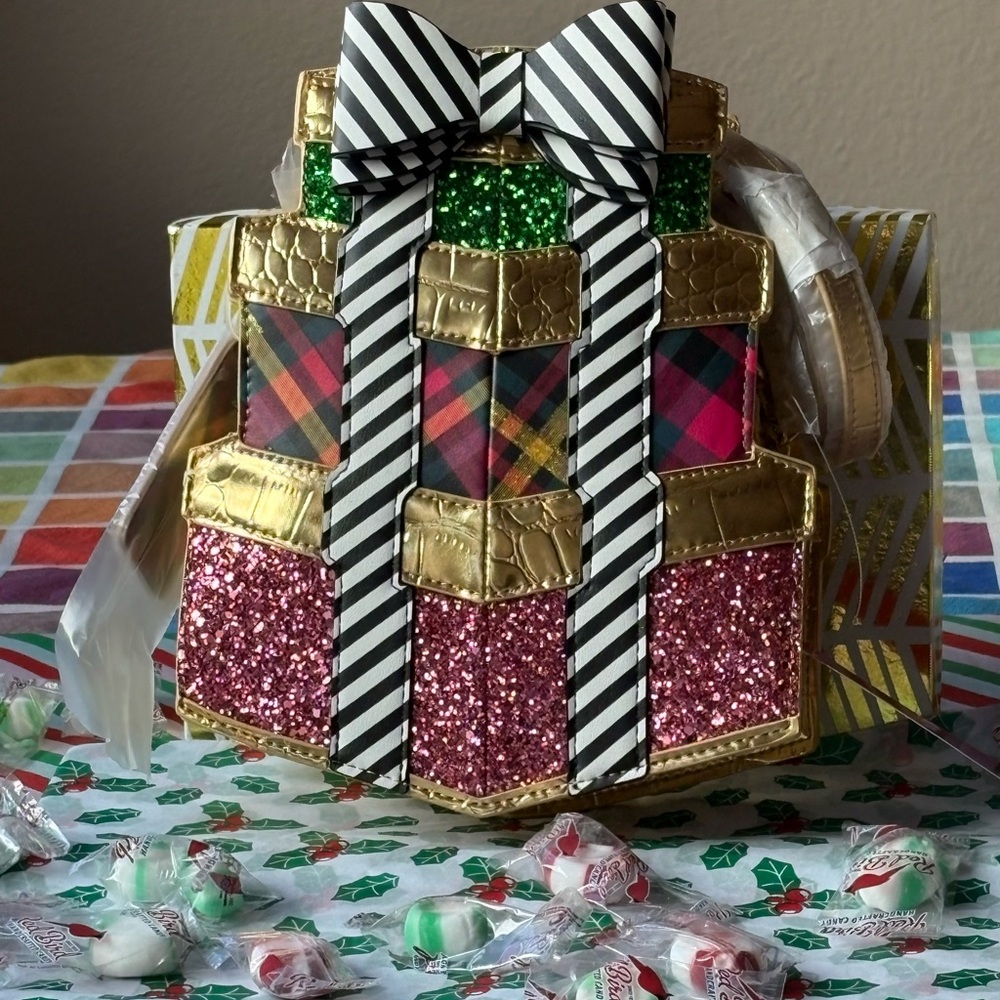 🎄🎁🎄 BETSEY JOHNSON  KITSCH STACK OF GIFTS CROSSBODY BAG 🎄🎁🎄 NWT🎄🎁🎄 - Picture 12 of 16
